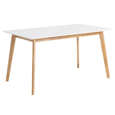 Mesa retangular com tampo branco e pernas em madeira clara