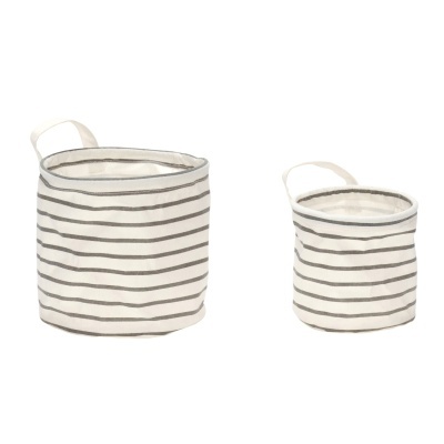 Dois cestos de tecido brancos com riscas cinzentas horizontais e alças.