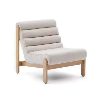 Poltrona moderna em madeira clara com estofos brancos acolchoados