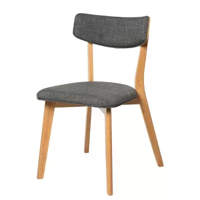Cadeira de madeira clara com assento e encosto estofados em tecido cinza escuro