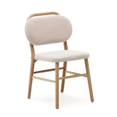 Cadeira de madeira com assento e encosto acolchoados em tecido bege claro