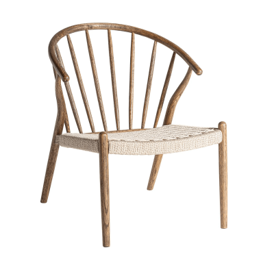 Cadeira de madeira com assento tecido bege e encosto curvo em barrotes