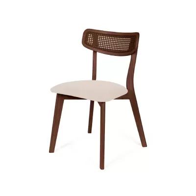 Cadeira de madeira com assento estofado bege e encosto em palhinha.