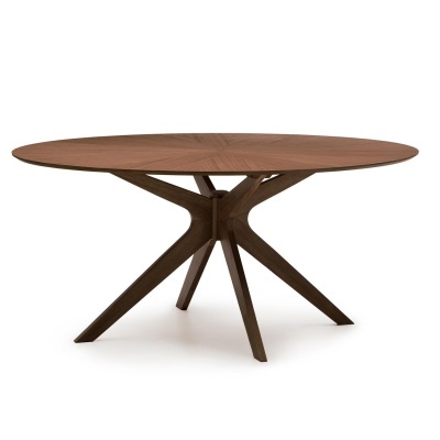 Mesa redonda de madeira com base geométrica