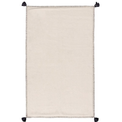 Tapete retangular creme com franjas escuras nos cantos e acabamento em costura castanha