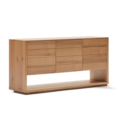 Móvel de madeira clara com gavetas e portas, base aberta