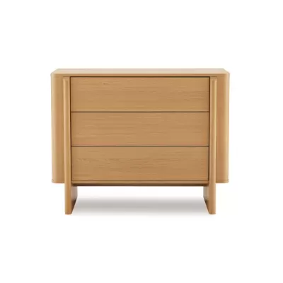 Cômoda de madeira clara com três gavetas e design arredondado