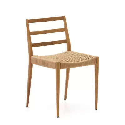 Cadeira de madeira clara com assento entrelaçado bege