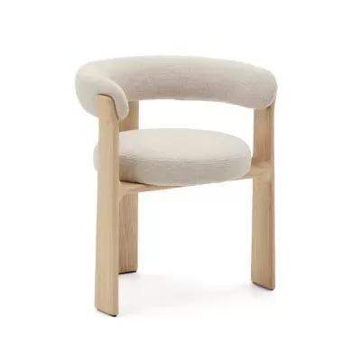 Cadeira de madeira clara com assento e encosto estofados em tecido bege