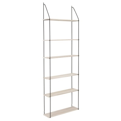 Prateleira suspensa com cinco prateleiras em madeira clara e estrutura metálica preta