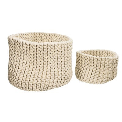 Dois cestos tricotados creme com padrão de malha espessa