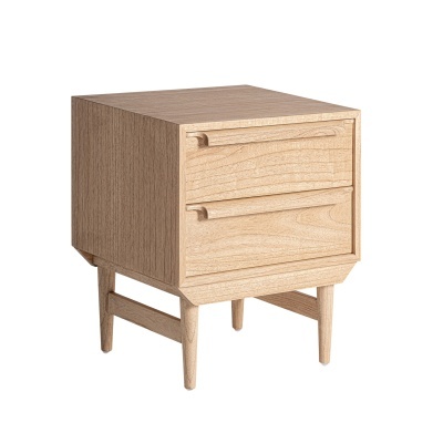 Mesa de cabeceira em madeira clara com duas gavetas e pernas estreitas.