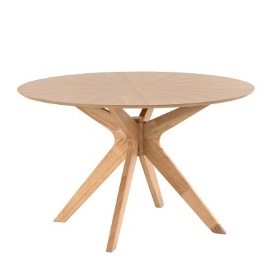 Mesa redonda de madeira clara com quatro pernas inclinadas