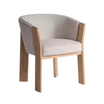 Cadeira com estrutura em madeira clara e estofamento cinza claro