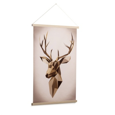 Poster decorativo com veado geométrico em tons castanhos pendurado por madeira e cordão