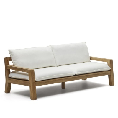 Sofá de madeira com almofadas brancas num fundo branco