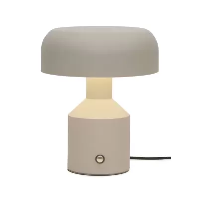 Abajur de mesa bege com cúpula arredondada e botão metálico