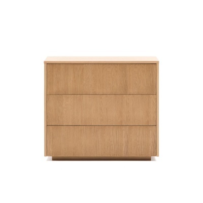 Cómoda de madeira clara com três gavetas e textura vertical