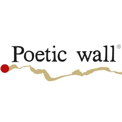 Logótipo da marca Poetic wall com ponto vermelho e linha ondulada dourada