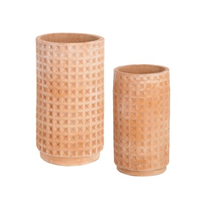 Dois vasos cilíndricos em terracota com padrão geométrico