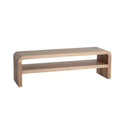 Mesa de centro em madeira clara com prateleira inferior e cantos arredondados