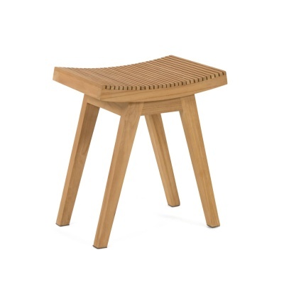 Banco de madeira clara com assento curvado e pernas inclinadas