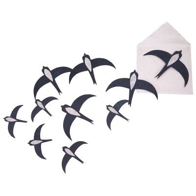 pássaros decorativos pretos e cinzentos com envelope branco