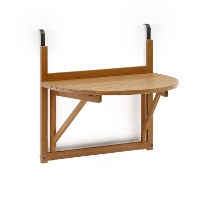 Mesa dobrável de madeira clara pendurada na parede com ganchos pretos