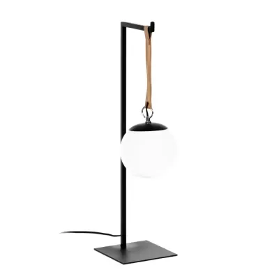 Candeeiro de mesa com estrutura preta e cúpula branca suspensa por alça castanha