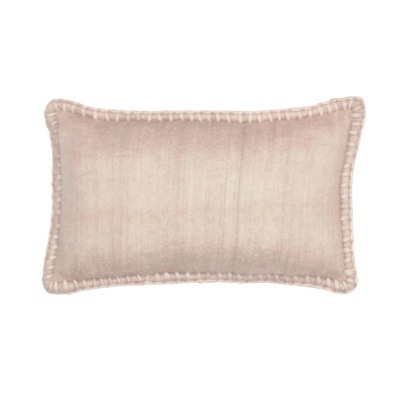 Travesseiro retangular rosa com bordado e costura visível