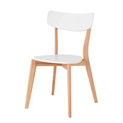 Cadeira branca com estrutura de madeira clara