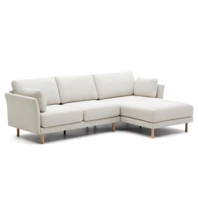 sofá seccional branco com chaiselongue e almofadas