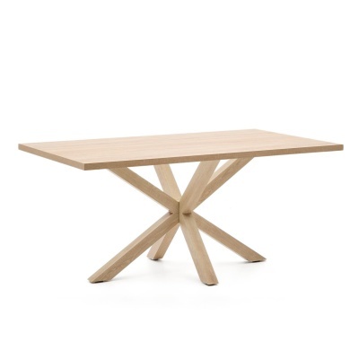 Mesa de jantar retangular em madeira clara com base geométrica angular