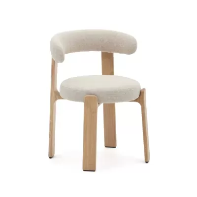 Cadeira de madeira clara com assento e encosto estofados em tecido bege