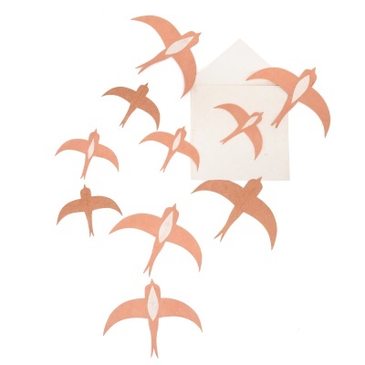 Recortes de pássaros em papel castanho com envelope branco sobre fundo branco