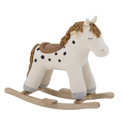 Cavalo de baloiço infantil em tecido branco com manchas negras e base de madeira