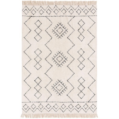 Tapete retangular bege com padrão geométrico preto e franjas nas extremidades.