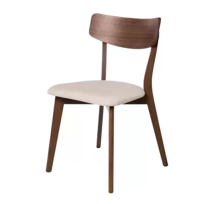 Cadeira de madeira com assento estofado creme e encosto curvo