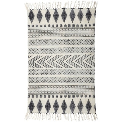 Tapete decorativo retangular com padrão geométrico preto e cinzento e franjas