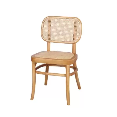 Cadeira em madeira clara com assento e encosto de rattan trançado