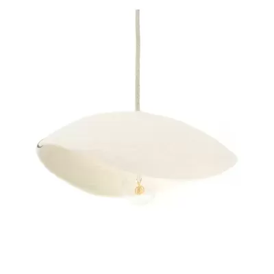 Candeeiro de teto suspenso com cúpula branca curvada e lâmpada visível