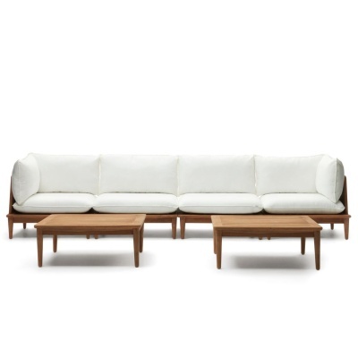 Sofá com almofadas brancas e duas mesas de centro em madeira