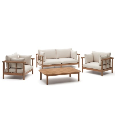 Conjunto de sofá e poltronas em madeira castanha com almofadas cinza claro e mesa de centro retangular baixa