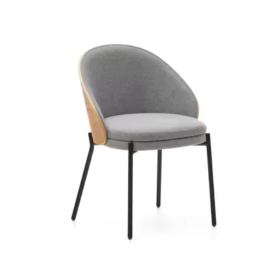 Cadeira cinza com madeira clara e pernas pretas