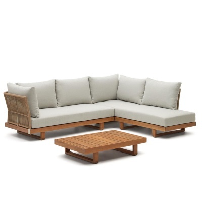 Sofá de canto com almofadas cinza e mesa de centro em madeira