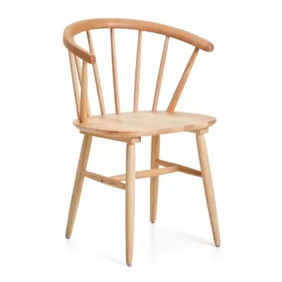 Cadeira de madeira clara com design minimalista e encosto em arco