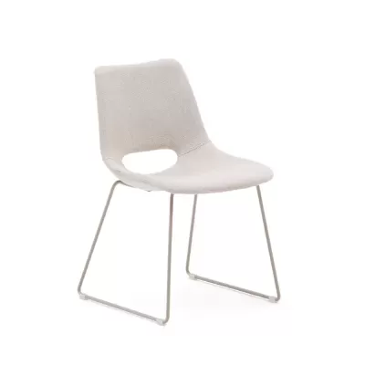 Cadeira moderna branca com estrutura metálica prateada e recorte oval no encosto