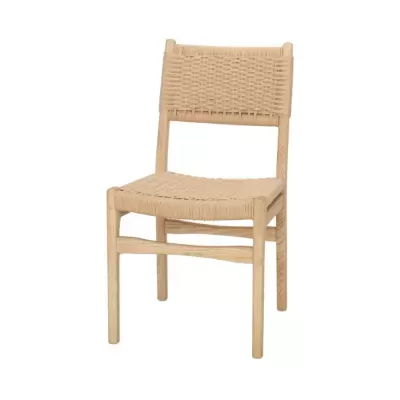 Cadeira de madeira clara com assento e encosto trançados em corda natural