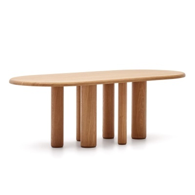 Mesa de madeira clara oval com cinco pernas cilíndricas sobre fundo branco