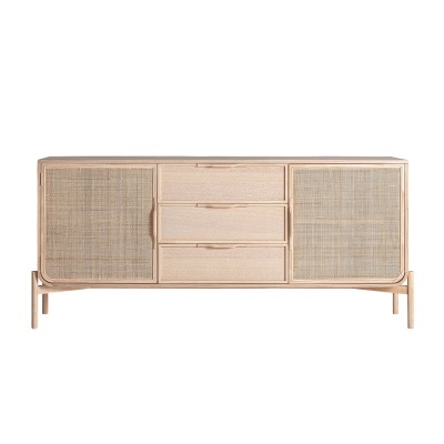 Aparador de madeira clara com três gavetas e duas portas com acabamento em palhinha